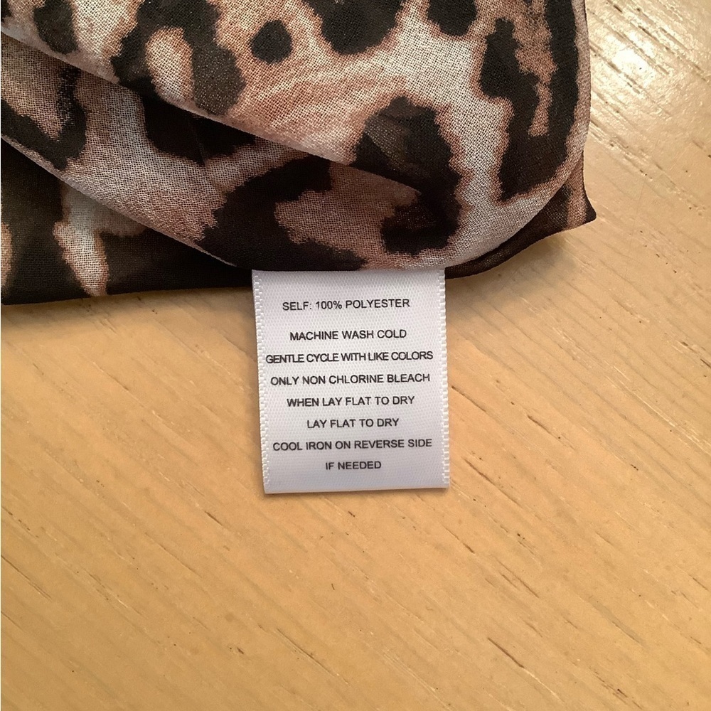 BEAUTIFUL 2X EMBELLISHED ANIMAL PRINT TOP, NWOT - Picture 4 of 5